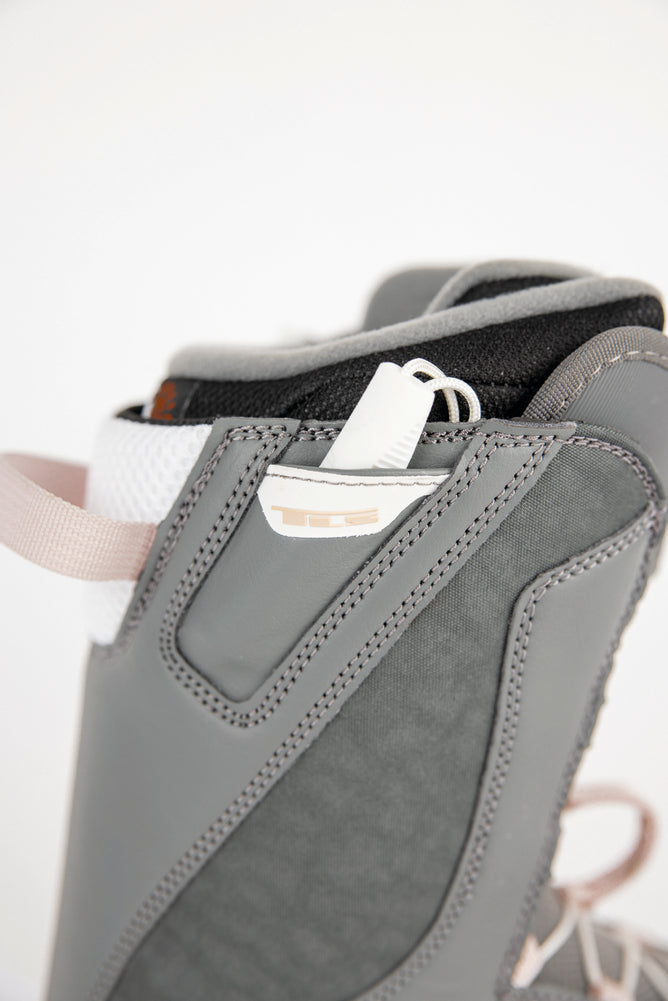 nitro flora tls snowboard boots Women's the Interlock Cloud Liner prevents heel slippage and keeps your toes warm and toasty from the lodge to the summit Nitro Snowboard Boots Flora Tls